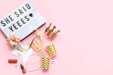 Pembe arka planda Kadın Partisi için EVET ve dekor yazan yazı tahtası