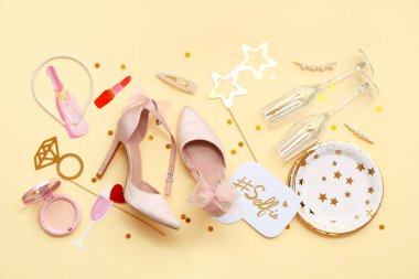 Bej arka planda Piliç Partisi için dekorlu yüksek topuklular