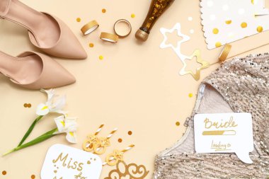 Bej arka planda gelin aksesuarlarından yapılmış bir çerçeve. Kız Partisi