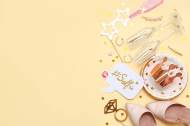 Kelime SELFIE ile konuşma balonu ve bej arka planda Hen Partisi için dekor