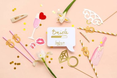 Bej arka planda Hen Partisi için metin Bride yükleme ve dekor ile konuşma kabarcığı