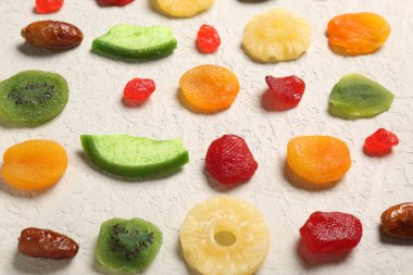 Beyaz arka planda farklı şekerli meyveler, yakın plan