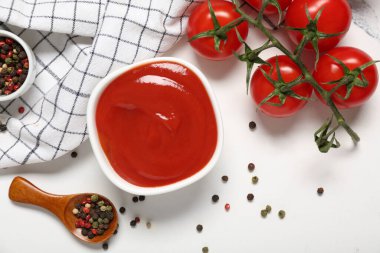 Bir kase lezzetli ketçap biberli ve domatesli beyaz arka plan