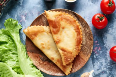 Lezzetli çizburgerler ve mavi grunge masasında taze sebzeler.