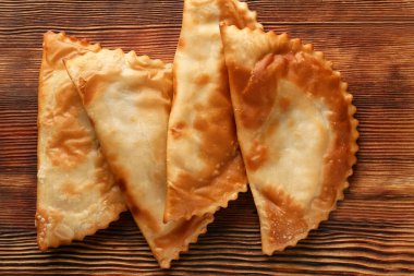 Lezzetli çizburgerli ahşap kesme tahtası, yakın plan.