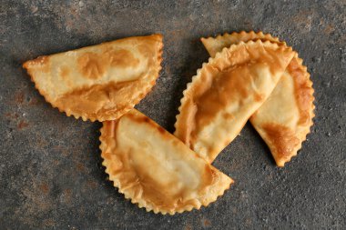 Gri grunge masasında lezzetli cheburekler