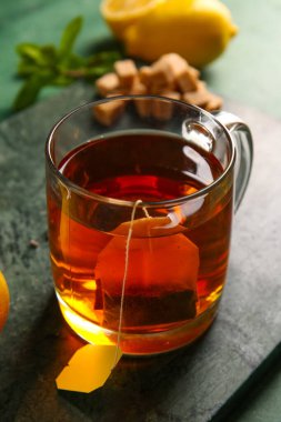 Yeşil arkaplanda bir fincan sıcak çay.