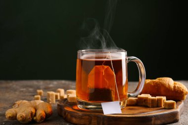 Bir fincan sıcak çay, küp şekerler, kruvasan ve zencefil...