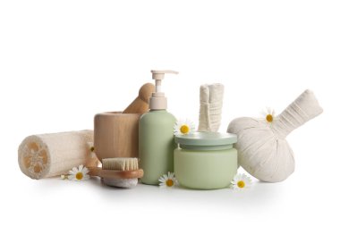 Masaj poşetleri, papatya çiçekleri, kavanoz ve beyaz arkaplanda izole edilmiş kozmetik ürünler, yakın plan