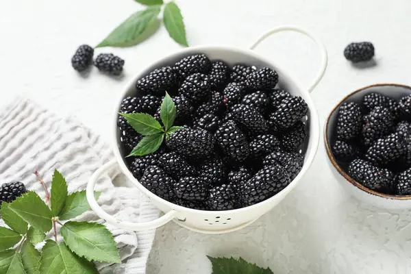 Olgun böğürtlenli kompozisyon ve beyaz grunge arka planda yapraklar, yakın plan