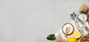  Grunge arkaplanındaki temizlik ve fırçalar için doğal ürünler