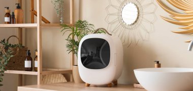 Küçük kozmetik buzdolabı, lavabo ve ev bitkisi.