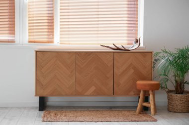 İçinde geyik boynuzu, dışkı ve palmiye ağacı olan çekmeceler.