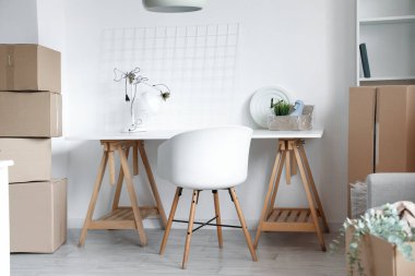 Taşındığı gün ofisinde karton kutular olan modern işyeri