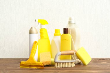 Temizlik malzemeleri ahşap masa üzerinde ayarla