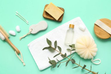 Farklı banyo malzemelerine ve okaliptüs renklerine sahip kompozisyon