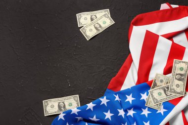 ABD bayrağı ve siyah arkaplanda dolar banknotları