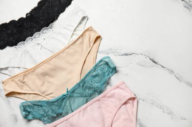 Hafif arka planda şık kadın külotu seti, yakın plan.