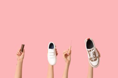 Spor ayakkabılı kadın eller, pembeleştirme ve dikiş ipliği. Ayakkabı tamiri kavramı