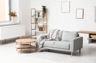 Şık kanepesi ve masası olan modern oturma odası.