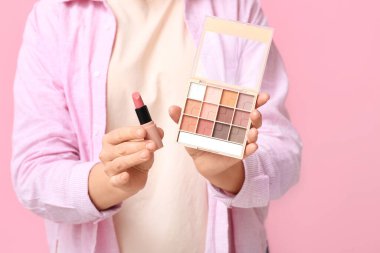 Göz falı ve pembe arka planda ruj izi olan bir kadın.