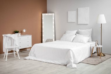 Yatak odası, rahat yatak odası ve ayna.