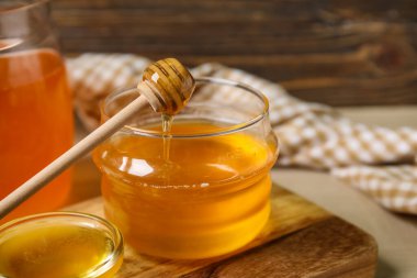 Dipper 'la bir bardak tatlı bal, yakın plan.