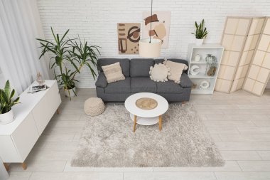 Oturma odasının iç tarafında rahat bir kanepe ve kahve masası var.