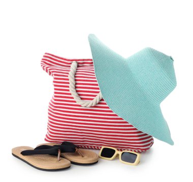 Beyaz arka planda izole edilmiş çanta ve plaj aksesuarları, yakın plan