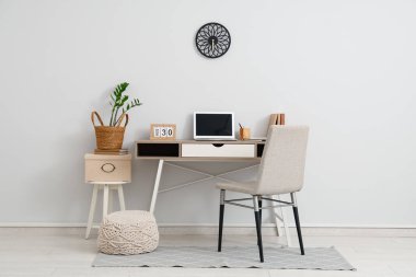 İş yeri, takvim ve puf ile ofis içi