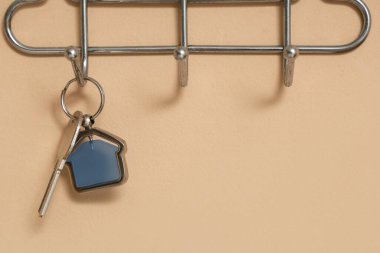 Bej duvardaki evden gelen anahtarla rafa koy