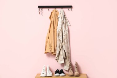 Koridorda anahtarlar, giysiler ve ayakkabı standı var.