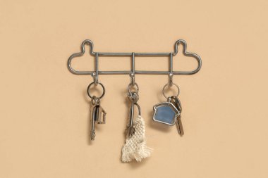 Bej duvardaki evden alınan anahtarlarla doldur.