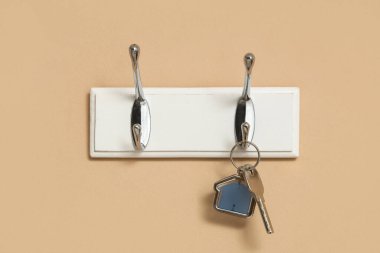 Bej duvardaki evden gelen anahtarla rafa koy