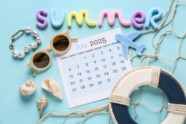Mavi arka planda bir takvim, güneş gözlüğü ve plaj dekoru. Tatil kavramı