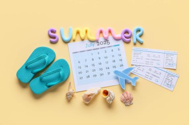 Kelime YAZ ile takvim, biletler ve açık sarı arka planda plaj dekoru. Tatil kavramı