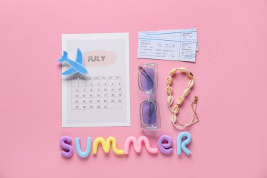 Haber takvimiyle birlikte YAZ, biletler ve pembe arka planda güneş gözlüğü. Tatil kavramı