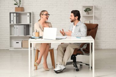 Genç meslektaşlar ofiste diyalog kuruyor