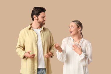 Bej arka planda diyalog kuran genç bir çift