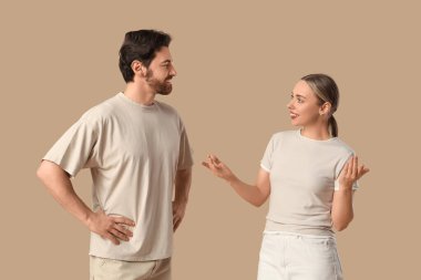 Bej arka planda diyalog kuran genç bir çift