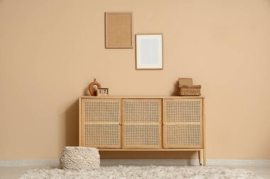 Klozet, boş çerçeveler ve küp takvimi olan oturma odasının içi