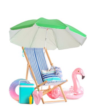 Yeşil plaj şemsiyeli çizgili güverte sandalyesi ve beyaz arka planda izole edilmiş seyahat aksesuarları.