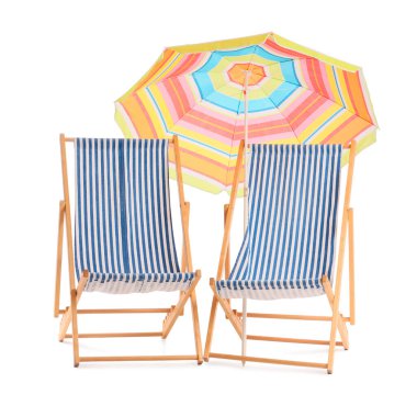 Beyaz arka planda izole edilmiş renkli plaj şemsiyeli çizgili sandalyeler.