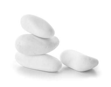 Beyaz zemin üzerinde deniz taşları yığını