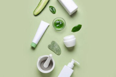 Doğal kozmetik ürünleri, malzemeler ve guasha masaj aracı ile renklendirilmiş kompozisyon