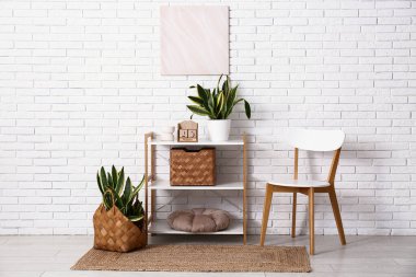 Raf ünitesi, sandalye ve küp takvimi olan odanın içi