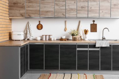 Mutfağın içinde tezgah, kap kacak ve küp takvimi var.