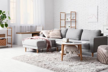 Oturma odasının içi. Masada kanepe ve küp takvimi var.