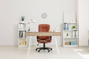 Çalışma alanı, küp takvimi ve raf birimleriyle ofis içi