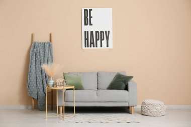 Masada kanepe, merdiven ve küp takvimi olan oturma odasının içinde.